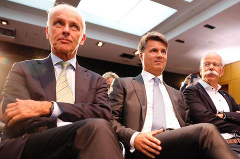 VW-Chef Matthias Müller, BMW-Chef Harald Krueger und Mercedes-Chef Dieter Zetsche vor der Pressekonferenz zum Diesel-Gipfel