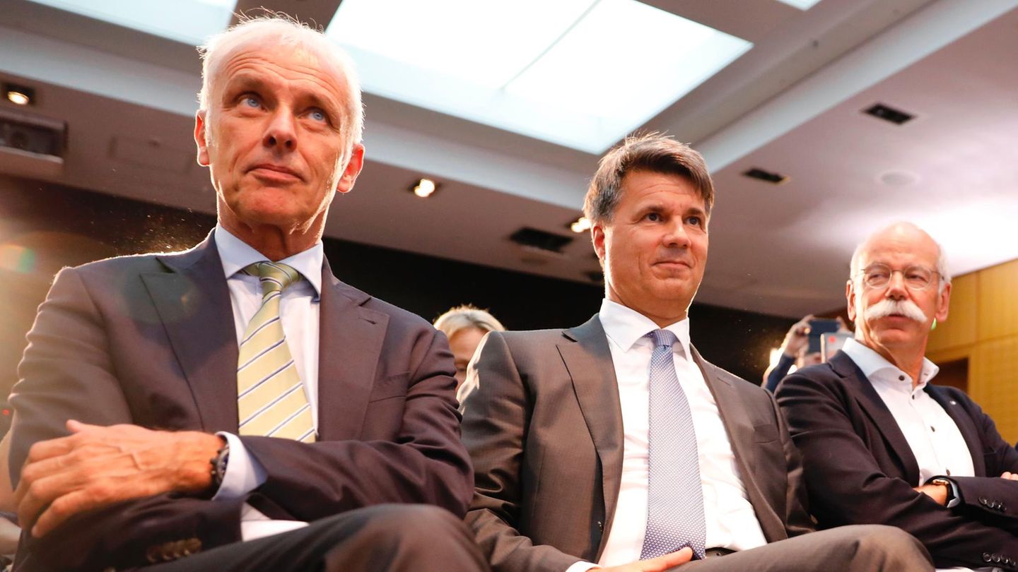 VW-Chef Matthias Müller, BMW-Chef Harald Krueger und Mercedes-Chef Dieter Zetsche vor der Pressekonferenz zum Diesel-Gipfel