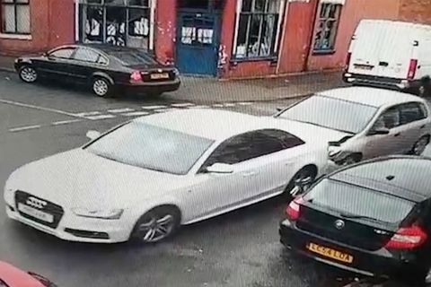 Fahrerflucht: Nach diesem Auffahrunfall in England flüchten alle 9 Insassen