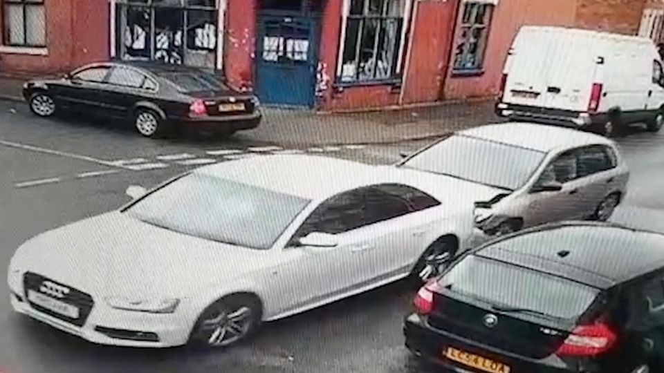 Fahrerflucht England Großbritannien Auffahrunfall Fahrerflucht: Nach diesem Auffahrunfall in England flüchten alle 9 Insassen