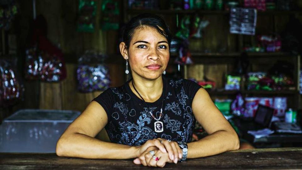 FARC-Guerilla in Kolumbien: Daisy Joanna in dem kleinen Laden, den sie im Übergangslager betreibt. Damit verdient ihre ehemalige Einheit ein paar Pesos – sie selbst bekommt nichts Daisy Joanna in dem kleinen Laden, den sie im Übergangslager betreibt. Damit verdient ihre ehemalige Einheit ein paar Pesos – sie selbst bekommt nichts