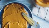 Erdnussbutter klingt erstmal nicht gesund. Sie ist sehr fettig, enthält aber mehr ungesättigte als gesättigte Fettsäuren und gilt daher als guter Lieferant für gesunde Fette. Zudem sind in Erdnüssen Proteine und Ballaststoffe enthalten. Die in der Erdnussbutter enthaltenen ungesättigten Fettsäuren können das ungesunde LDL-Cholesterin im Blut reduzieren und Herzerkrankungen vorbeugen. Natürlich gilt das nur für die Erdnussbutter ohne Zuckerzusätze und mit vollem Fettgehalt. Dann gilt: Zugreifen!