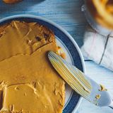 Erdnussbutter klingt erstmal nicht gesund. Sie ist sehr fettig, enthält aber mehr ungesättigte als gesättigte Fettsäuren und gilt daher als guter Lieferant für gesunde Fette. Zudem sind in Erdnüssen Proteine und Ballaststoffe enthalten. Die in der Erdnussbutter enthaltenen ungesättigten Fettsäuren können das ungesunde LDL-Cholesterin im Blut reduzieren und Herzerkrankungen vorbeugen. Natürlich gilt das nur für die Erdnussbutter ohne Zuckerzusätze und mit vollem Fettgehalt. Dann gilt: Zugreifen!