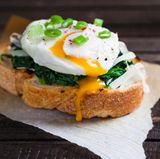 Auch Eier - vor allem das Eigelb - wurden lange Zeit verteufelt. Dabei sind sie wahre Nährstoffbooster: Mit Ausnahme von Vitamin C enthalten Eier alle Vitamine und Nährstoffe, die der Körper braucht. Zudem stecken wertvolle Proteine und Fette im Eigelb. 