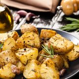 Werden Kartoffeln nicht zu Kartoffelchips frittiert enthalten sie jede Menge Ballaststoffe und sind damit eine gute Wahl für eine ausgewogene Ernährung. Natürlich sollte man auf die Zubereitung achten. Noch besser sind Süßkartoffeln, die sind voll von Beta-Karotinen und haben einen noch höheren Gehalt an Ballaststoffen.