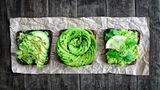 Die Avocado ist nicht unumstritten. Vor allem, was die negative Umweltbilanz angeht. Trotzdem: Die Frucht ist ein wahrer Nährstoffbooster. Sie ist reich an ungesättigten Fettsäuren, Vitamin E, Kalium und Folsäure. Ihr wird sogar nachgesagt, dass sie helfen könne, den Blutzucker zu regulieren, die Haut geschmeidig zu halten und sich positiv auf das schlechte Cholesterin auszuwirken.