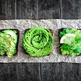 Die Avocado ist nicht unumstritten. Vor allem, was die negative Umweltbilanz angeht. Trotzdem: Die Frucht ist ein wahrer Nährstoffbooster. Sie ist reich an ungesättigten Fettsäuren, Vitamin E, Kalium und Folsäure. Ihr wird sogar nachgesagt, dass sie helfen könne, den Blutzucker zu regulieren, die Haut geschmeidig zu halten und sich positiv auf das schlechte Cholesterin auszuwirken.