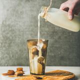 Kaffee galt lange Zeit als Krankmacher, wie aktuelle Studien zeigen offenbar zu Unrecht. Kaffeetrinker könnten womöglich gesundheitlich vom Kaffeegenuss profitieren. Lesen Sie mehr dazu hier. Darauf eine Tasse!