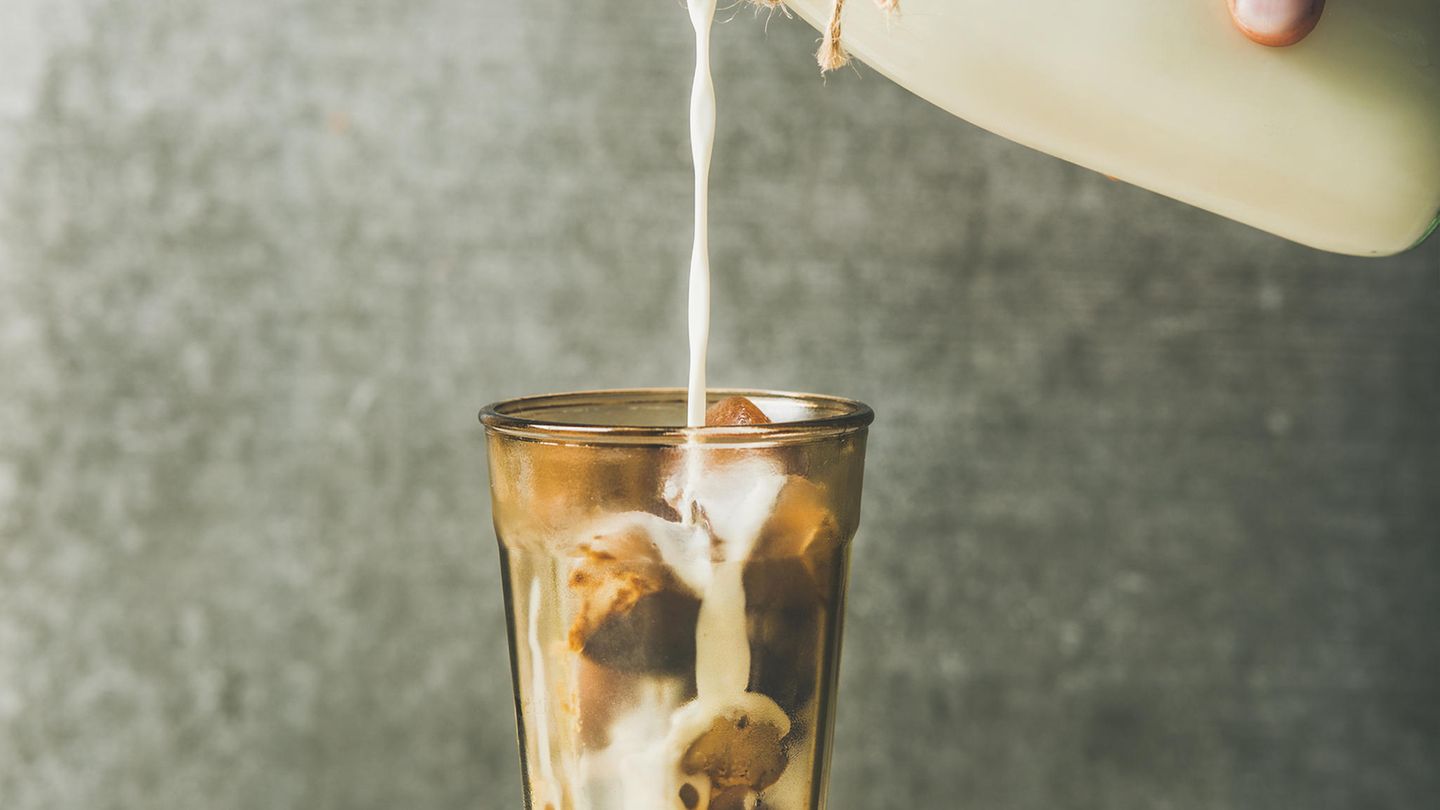 Kaffee galt lange Zeit als Krankmacher, wie aktuelle Studien zeigen offenbar zu Unrecht. Kaffeetrinker könnten womöglich gesundheitlich vom Kaffeegenuss profitieren. Lesen Sie mehr dazu hier. Darauf eine Tasse!