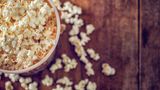 Popcorn ist der perfekte Snack - vorausgesetzt der Mais ist nicht mit Zucker, sondern mit Salz gewürzt. Auf eine Portion Popcorn (also rund 25 Gramm) kommen so nur 100 Kilokalorien.