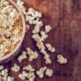 Popcorn ist der perfekte Snack - vorausgesetzt der Mais ist nicht mit Zucker, sondern mit Salz gewürzt. Auf eine Portion Popcorn (also rund 25 Gramm) kommen so nur 100 Kilokalorien.