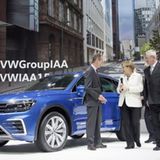 Martin Winterkorns letzter großer Auftritt als VW-Chef auf der IAA zusammen mit der Bundeskanzlerin Angela Merkel und VW-Markenc