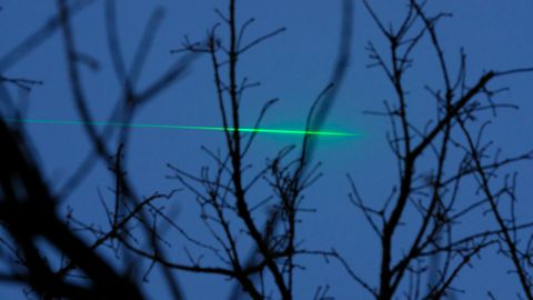 Ein Laserstrahl am Himmel