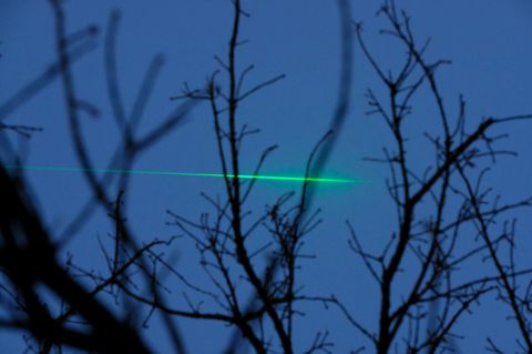 Ein Laserstrahl am Himmel