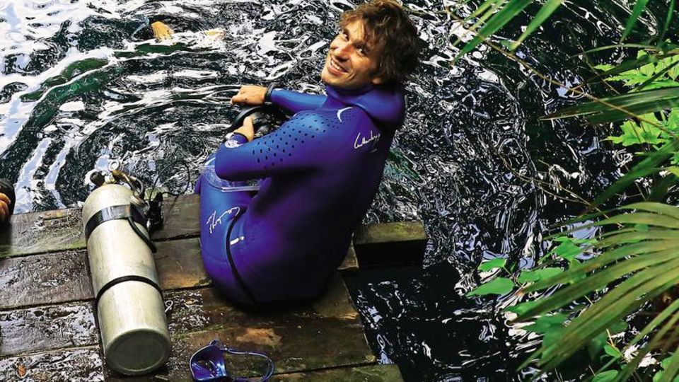 Pottwale im Fokus: Guillaume Néry, 35, beendete vor zwei Jahren seine Wettkampfkarriere als einer der weltbesten Freitaucher. Jetzt bereist er die schönsten Unterwasser-Universen für einen Dokumentarfilm. Geplanter Titel: "In einem Atemzug um die Welt" Guillaume Néry, 35, beendete vor zwei Jahren seine Wettkampfkarriere als einer der weltbesten Freitaucher. Jetzt bereist er die schönsten Unterwasser-Universen für einen Dokumentarfilm. Geplanter Titel: "In einem Atemzug um die Welt"