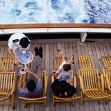 Familien: Falls Sie als Familienvater das Nachsehen haben, wenn erst die Gemahlin und dann der Nachwuchs das Bad belegen und Sie sich schon ungeduscht bei Tisch sitzen sehen – gehen Sie einfach in den SPA-Bereich oder zur Sauna. Da gibt's Duschen en masse und frei sind sie überdies meist auch noch. Dasselbe gilt für den Wunsch nach Speiseeis. Nein, das sollen Sie natürlich nicht in der Sauna suchen, … sondern auf dem Lido-Deck. Viele Cruiseships haben dort einen Softeis-Automaten, wo sich die Kinder frei bedienen können. Manche haben sogar auf jeder Schiffsseite einen – mit unterschiedlichen Geschmacksrichtungen.