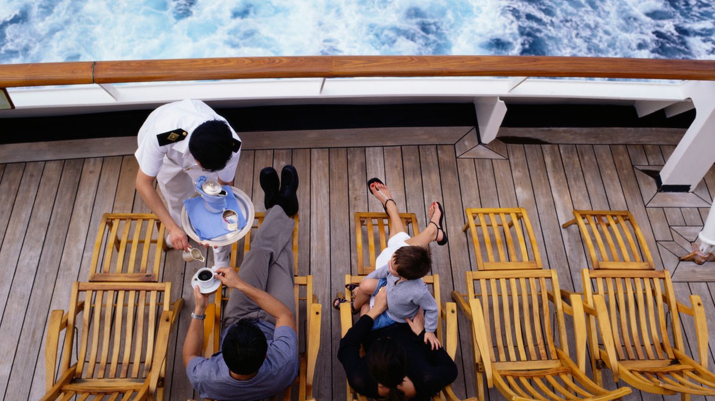 Familien: Falls Sie als Familienvater das Nachsehen haben, wenn erst die Gemahlin und dann der Nachwuchs das Bad belegen und Sie sich schon ungeduscht bei Tisch sitzen sehen – gehen Sie einfach in den SPA-Bereich oder zur Sauna. Da gibt's Duschen en masse und frei sind sie überdies meist auch noch. Dasselbe gilt für den Wunsch nach Speiseeis. Nein, das sollen Sie natürlich nicht in der Sauna suchen, … sondern auf dem Lido-Deck. Viele Cruiseships haben dort einen Softeis-Automaten, wo sich die Kinder frei bedienen können. Manche haben sogar auf jeder Schiffsseite einen – mit unterschiedlichen Geschmacksrichtungen.