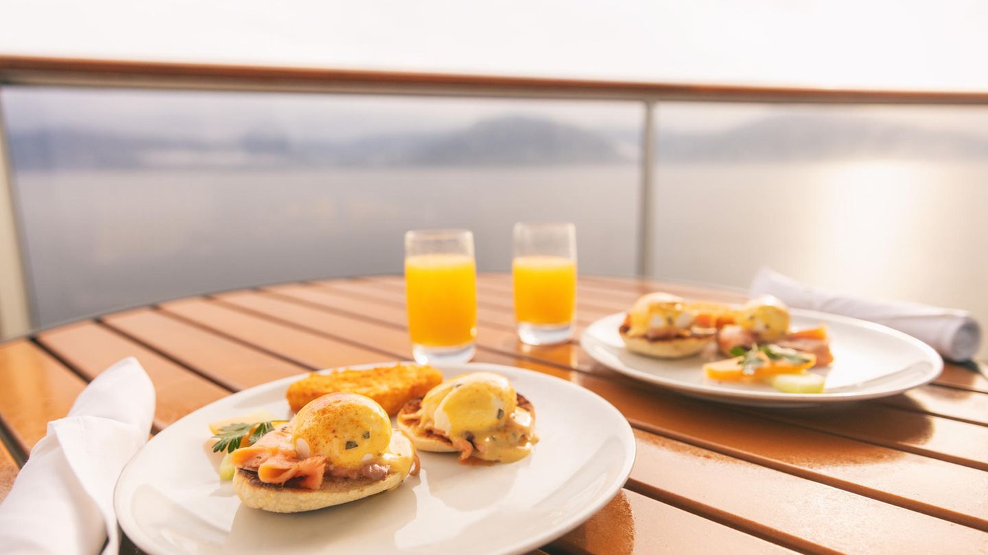 Frühstück: Meist sind die Buffets während der Frühstückszeiten mehr als voll. Versuchen Sie es stattdessen doch einfach mal im Hauptrestaurant. Da muss man nicht anstehen, bekommt die feinsten Eierspeisen an weiß gedecktem Tuch kredenzt und kann in Ruhe die mitgebrachte Morgenlektüre genießen. In den Spezialitätenrestaurants wird oftmals sogar ein spezielles Frühstück gereicht – Miso-Suppe an Thuna beim Japaner oder Weißwurscht im Hofbräu. Einfach das Tagesprogramm studieren. Dort steht's drin.