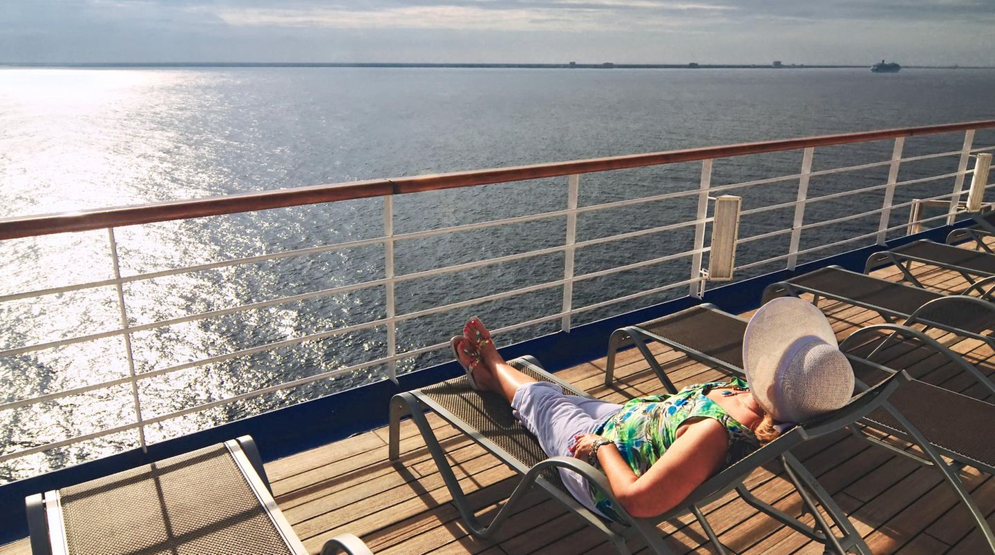 Bild 1 von 7 der Fotostrecke zum Klicken:  Seetage gehören zu entspannten Tagen an Bord eines Kreuzfahrtschiffes