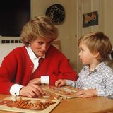 Unverkennbare Mutterliebe sieht man bei Prinzessin Diana, wenn sie mit ihren Söhnen zusammen ist