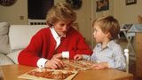Unverkennbare Mutterliebe sieht man bei Prinzessin Diana, wenn sie mit ihren Söhnen zusammen ist