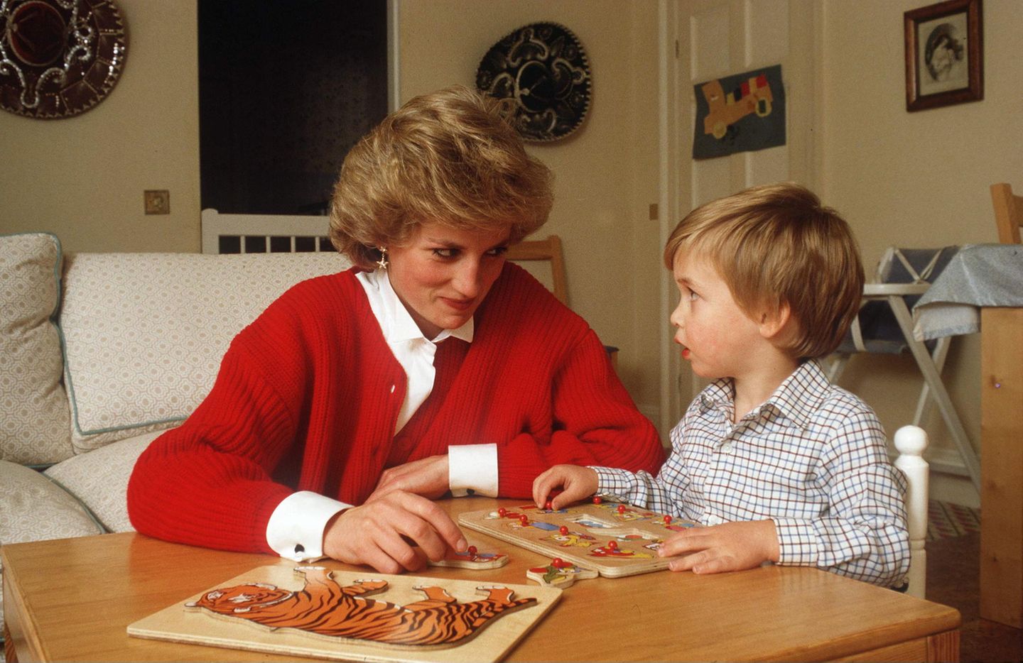 Unverkennbare Mutterliebe sieht man bei Prinzessin Diana, wenn sie mit ihren Söhnen zusammen ist