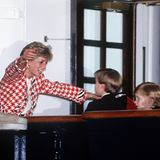 Unverkennbare Mutterliebe sieht man bei Prinzessin Diana, wenn sie mit ihren Söhnen zusammen ist