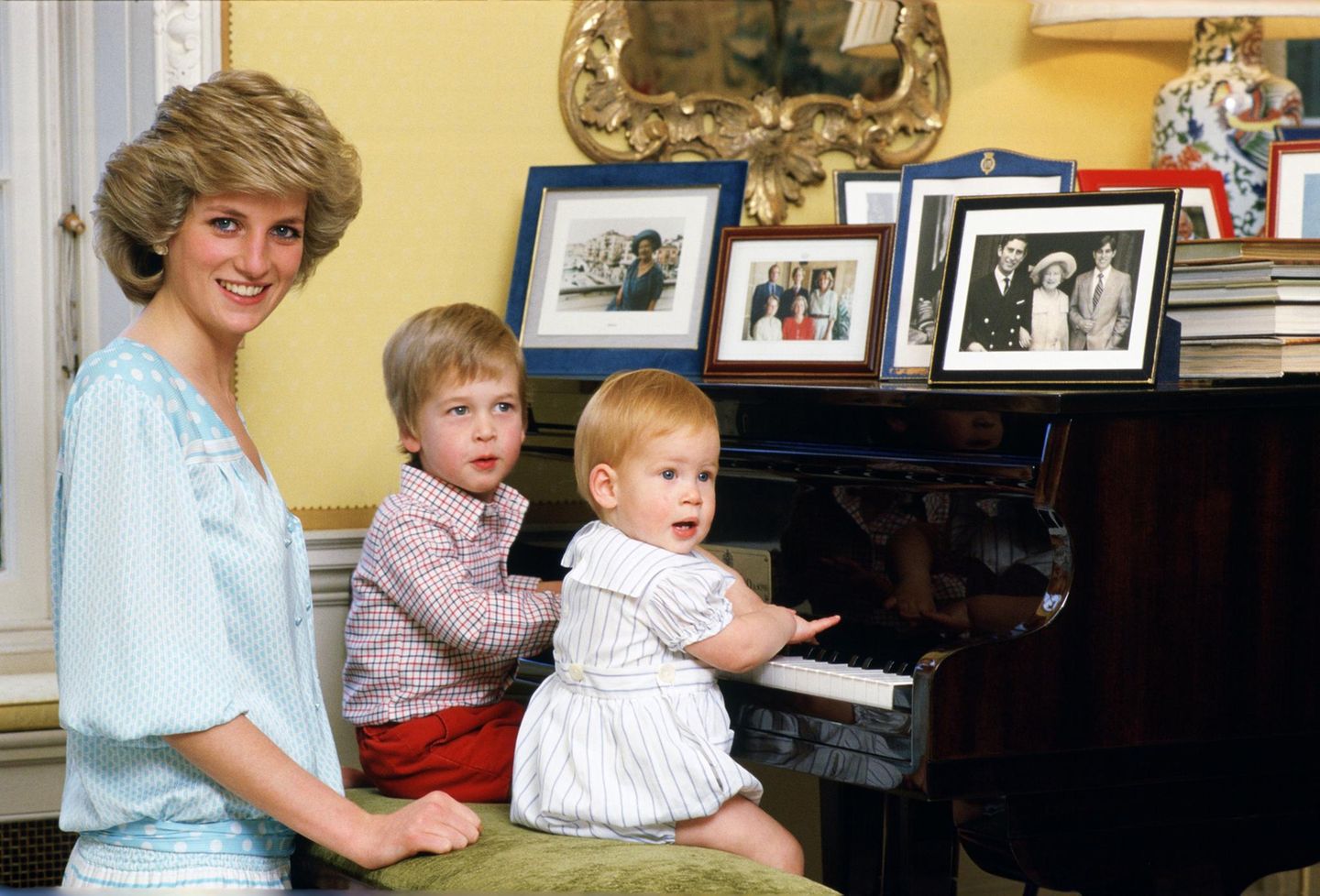Unverkennbare Mutterliebe sieht man bei Prinzessin Diana, wenn sie mit ihren Söhnen zusammen ist