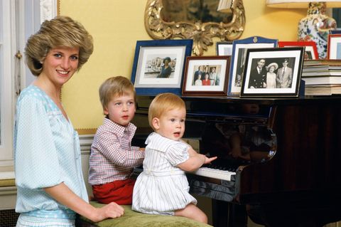 Unverkennbare Mutterliebe sieht man bei Prinzessin Diana, wenn sie mit ihren Söhnen zusammen ist