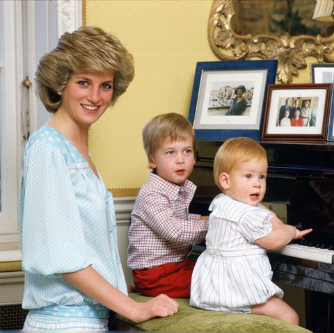 Unverkennbare Mutterliebe sieht man bei Prinzessin Diana, wenn sie mit ihren Söhnen zusammen ist