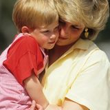 Unverkennbare Mutterliebe sieht man bei Prinzessin Diana, wenn sie mit ihren Söhnen zusammen ist