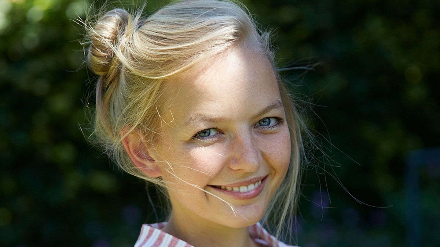 Single Louisa, 24, geht auch mal alleine feiern