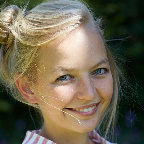 Single Louisa, 24, geht auch mal alleine feiern