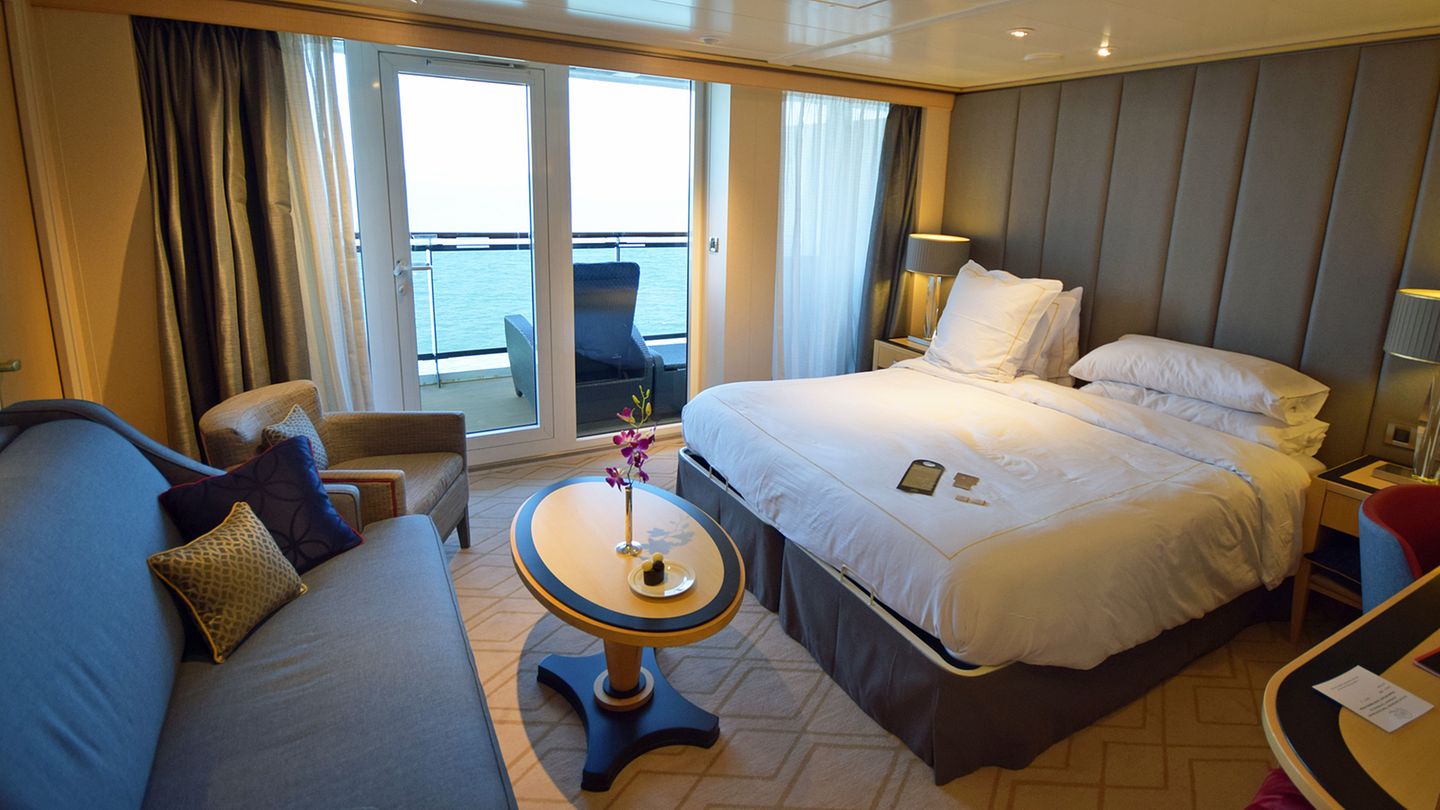 Ordnung: Wer nicht als Suitenbewohner über 60 Quadratmeter an Bord verfügen kann und den Butler-Service mitgebucht hat, macht die Erfahrung, dass sich auf dem kleinen Tisch in der Kabine rätselhafterweise viel Papier ansammelt: Landgangsbeschreibungen, Tagesprogramme, Barbelege, Einladungen an den Captain's Table etc. Dieser Papierunordnung kann man wunderbar Herr werden, wenn man sich beim nächsten Landgang ein paar Kühlschrankmagnete kauft. Da die Wände der Kabinen aus Metall sind, verbannt man den "Papierkram" an die Wände, fixiert durch die Magnete – und hat überdies für daheim die passenden Objekte für die eigene Kühlschranktür. Oder die derer, die man mit einem "Mitbringsel" bedenken möchte. Bei manchem hat sich so schon eine sehenswerte Kollektion angesammelt.