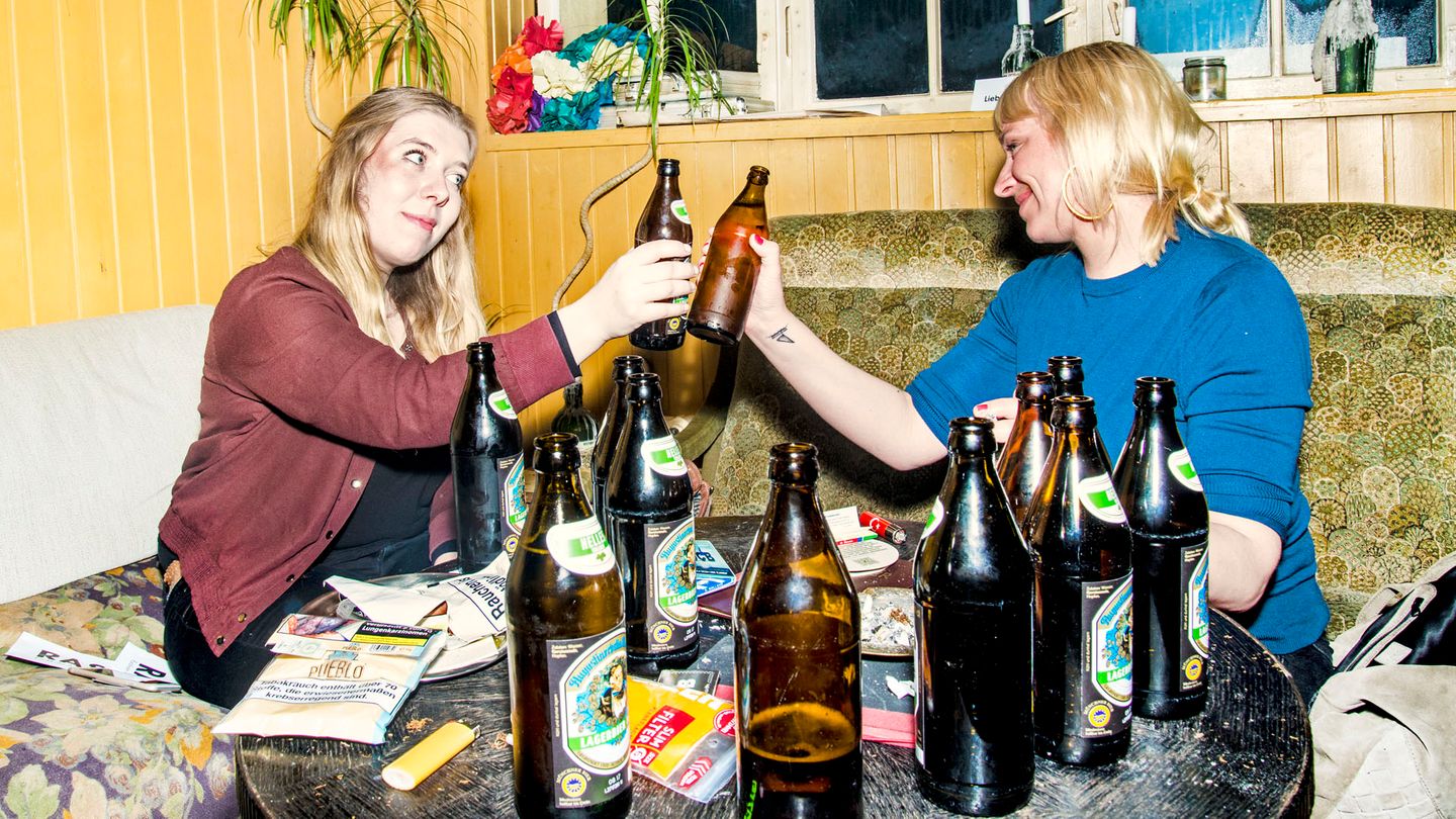 Katharina Meyer zu Eppendorf legte beim Trinken vor. Nachdem sie ihre Parteiidee erklärt hatte, zog Luise Amtsberg nach.