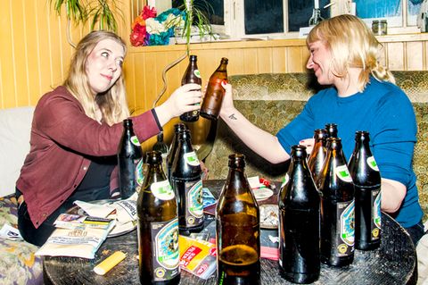 Katharina Meyer zu Eppendorf legte beim Trinken vor. Nachdem sie ihre Parteiidee erklärt hatte, zog Luise Amtsberg nach.