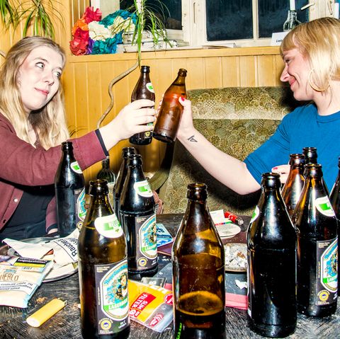 Katharina Meyer zu Eppendorf legte beim Trinken vor. Nachdem sie ihre Parteiidee erklärt hatte, zog Luise Amtsberg nach.