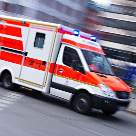 Ein Rettungswagen (Symbolbild). Die Helfer konnten bei dem Crash in Bayern ein 15-jähriges Mädchen nicht mehr retten.