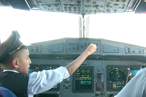 Misslungene Charity-Aktion: Piloten lassen 10-jährigen Waisen ans Steuer - jetzt bangen sie um ihren Job