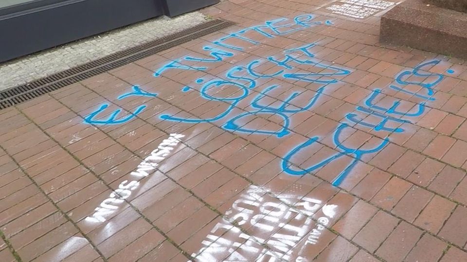 "Löscht den Scheiß!": Unbekannte sprühen rassistische Tweets vor deutsche Twitter-Zentrale "Löscht den Scheiß!": Unbekannte sprühen rassistische Tweets vor deutsche Twitter-Zentrale