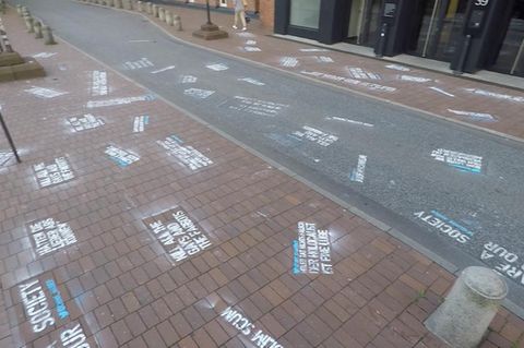 Ein Boden voller Hass: Vor die Twitter-Zentrale in Hamburg hat jemand rassistische und beleidigende Tweets gesprüht