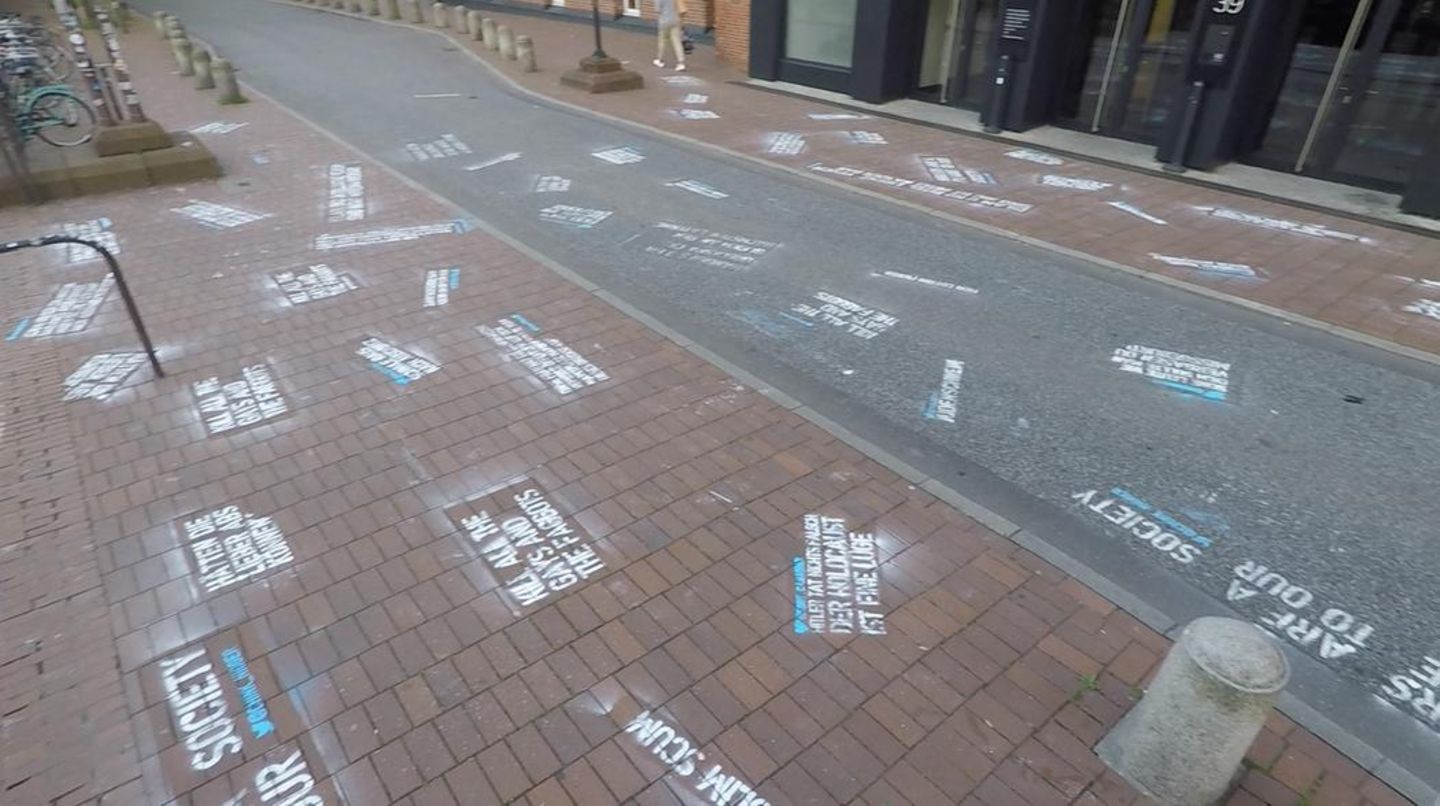 Ein Boden voller Hass: Vor die Twitter-Zentrale in Hamburg hat jemand rassistische und beleidigende Tweets gesprüht
