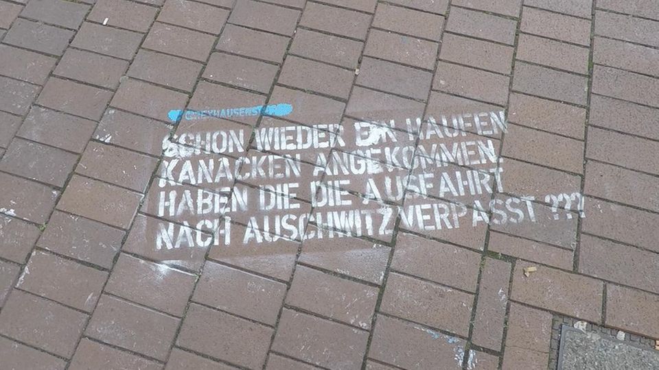 "Löscht den Scheiß!": Unbekannte sprühen rassistische Tweets vor deutsche Twitter-Zentrale "Löscht den Scheiß!": Unbekannte sprühen rassistische Tweets vor deutsche Twitter-Zentrale