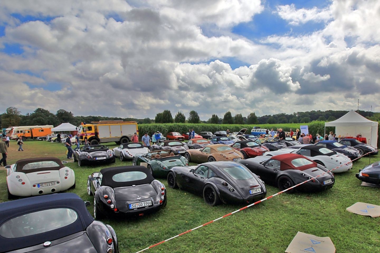 Rund 50 Fahrzeuge des Typs Wiesmann rollten nach Jüchen.