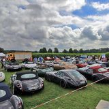 Rund 50 Fahrzeuge des Typs Wiesmann rollten nach Jüchen.