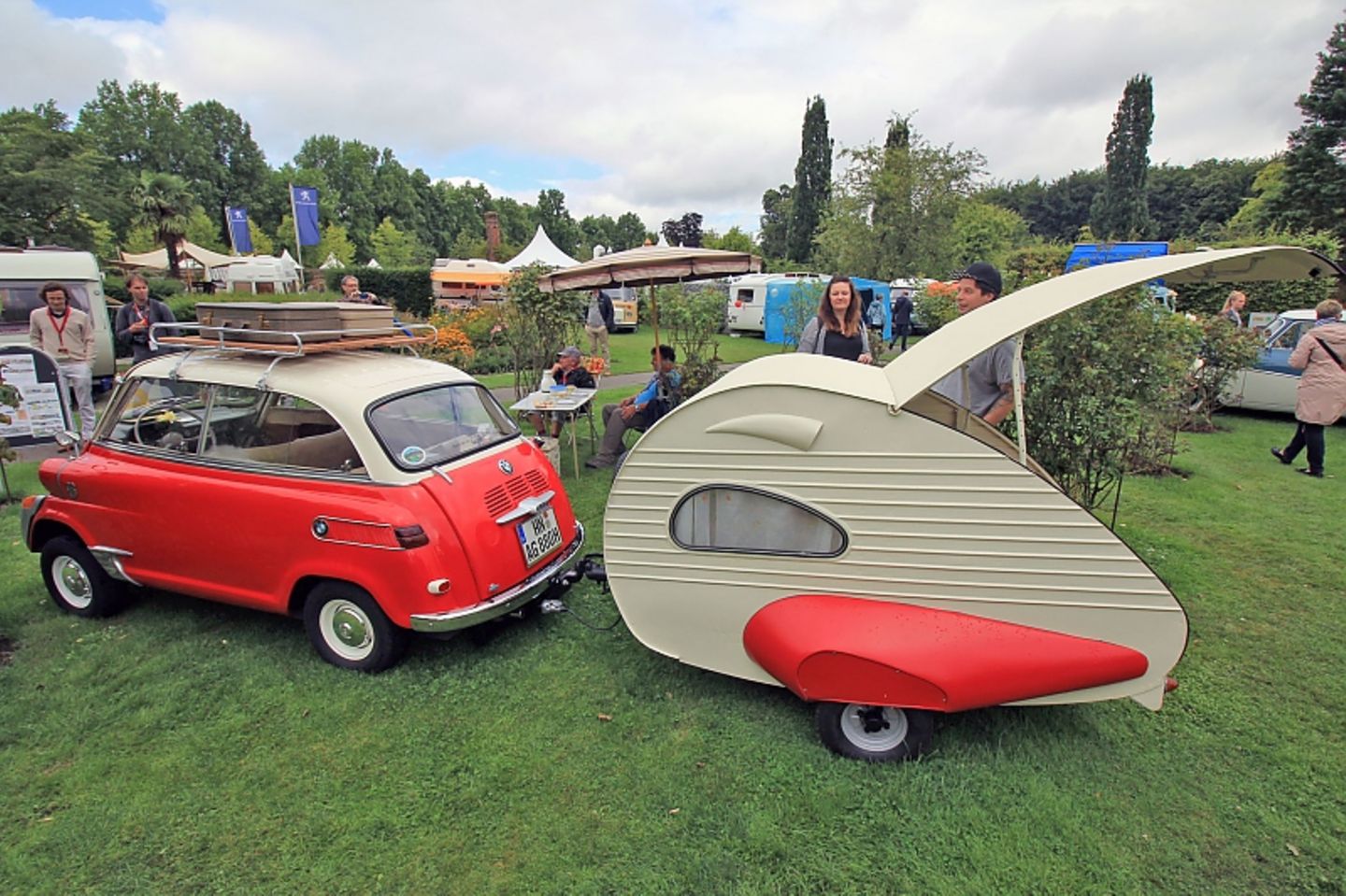 Diese Isetta von 1958 zieht mit ihren 19,5 PS den 120 Kilogramm schweren ES Piccola von 1954.