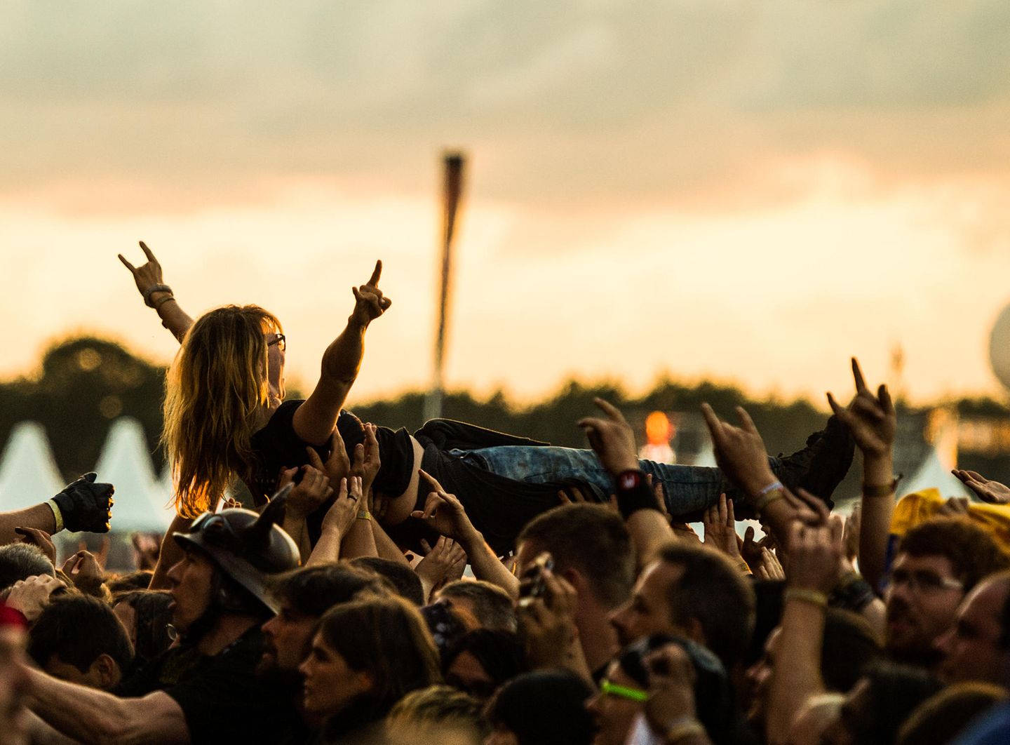 Wellenreiten in Wacken: Während eines Konzerts der schwedischen Melodic-Death-Metal-Band Amon Amarth wird ein Fan beim Crowd-Surfing auf Händen getragen