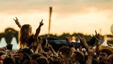 Wellenreiten in Wacken: Während eines Konzerts der schwedischen Melodic-Death-Metal-Band Amon Amarth wird ein Fan beim Crowd-Surfing auf Händen getragen