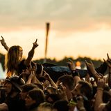 Wellenreiten in Wacken: Während eines Konzerts der schwedischen Melodic-Death-Metal-Band Amon Amarth wird ein Fan beim Crowd-Surfing auf Händen getragen