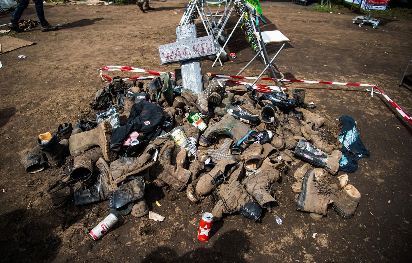 Matsch-Mahnmal: Festivalbesucher haben ihre kaputten und verschlammten Schuhe auf einen Haufen geworfen